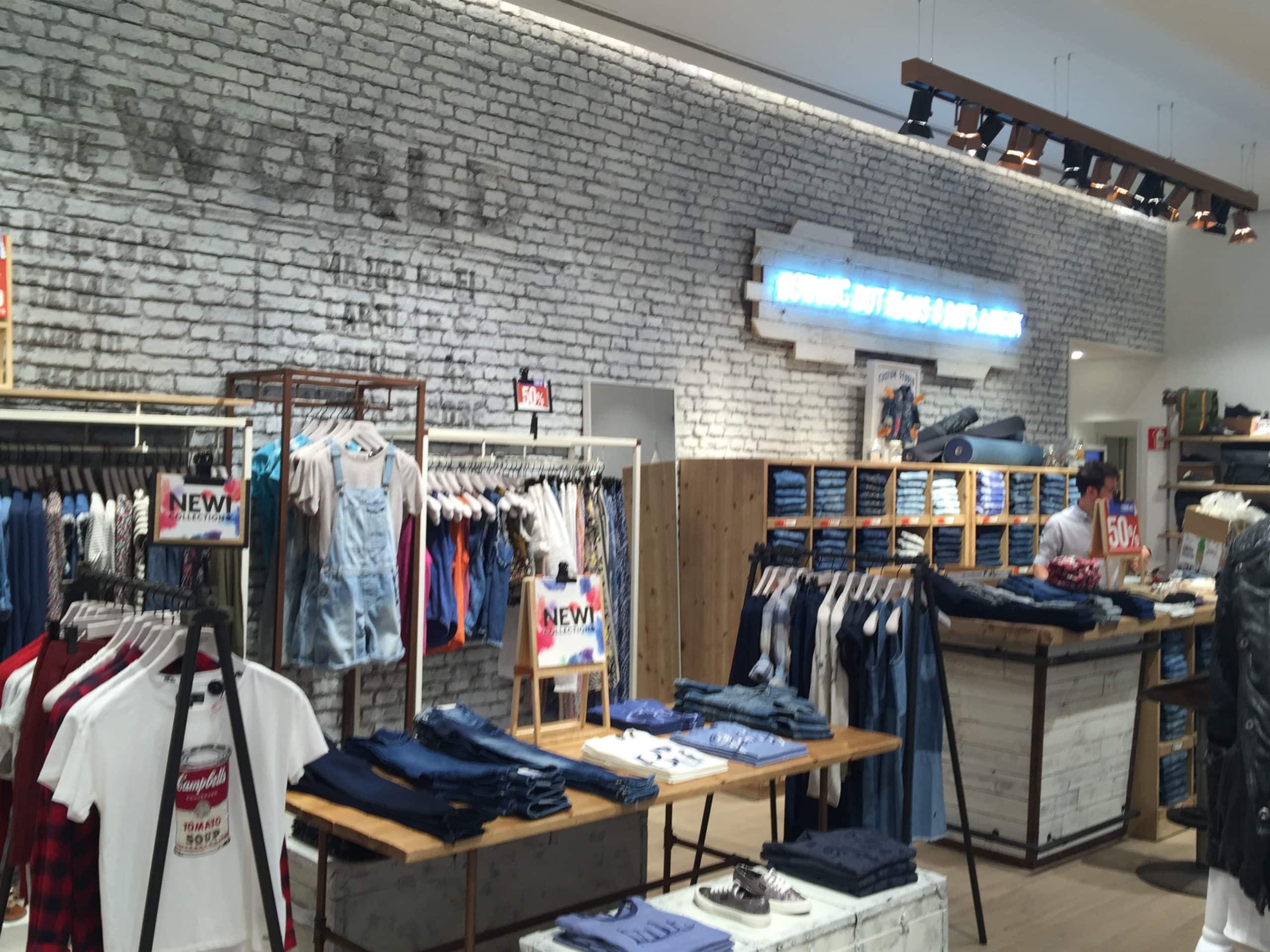 paneles que imitan ladrillo blanco en una tienda
