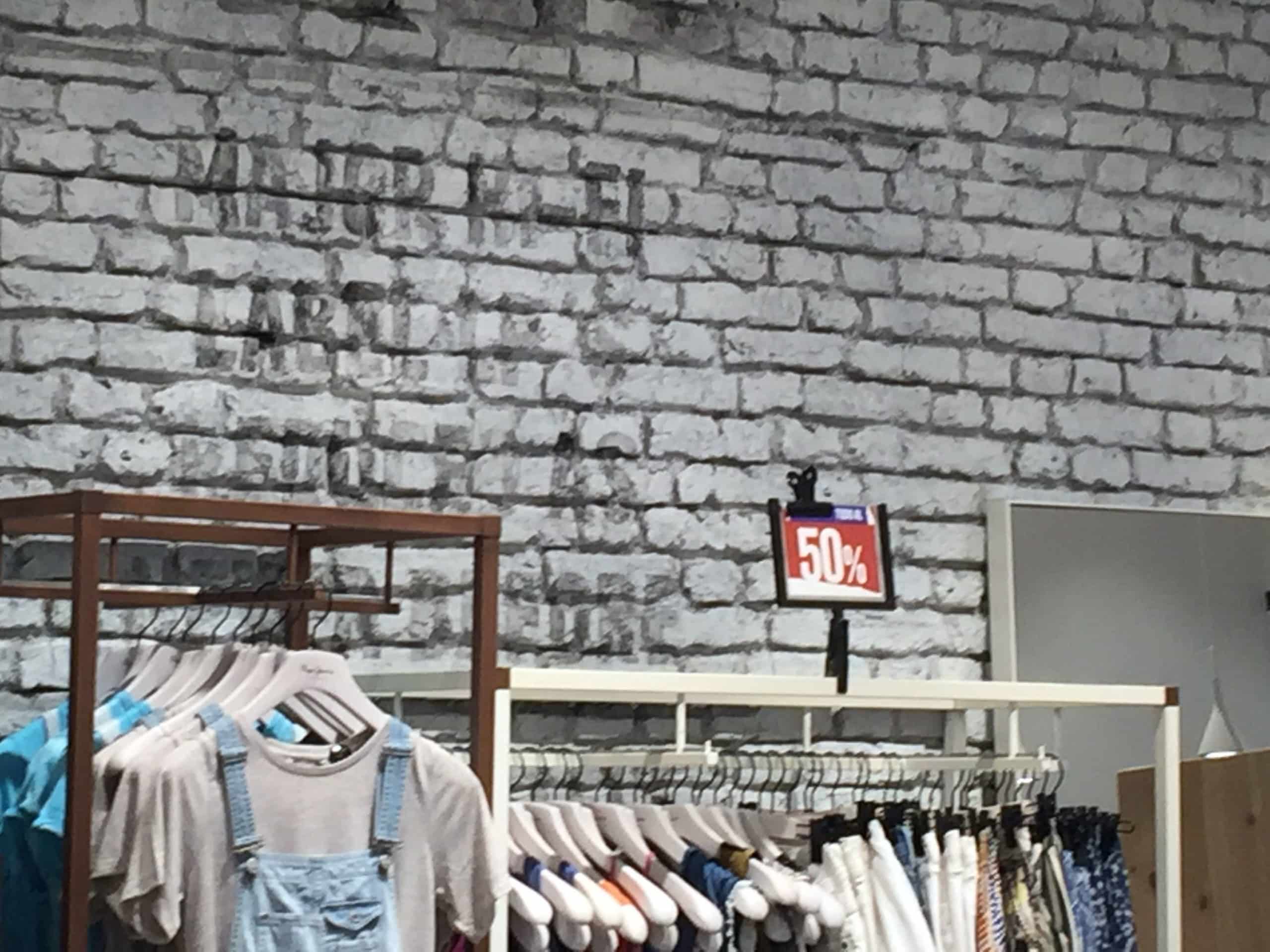 paneles que imitan ladrillo blanco en una tienda