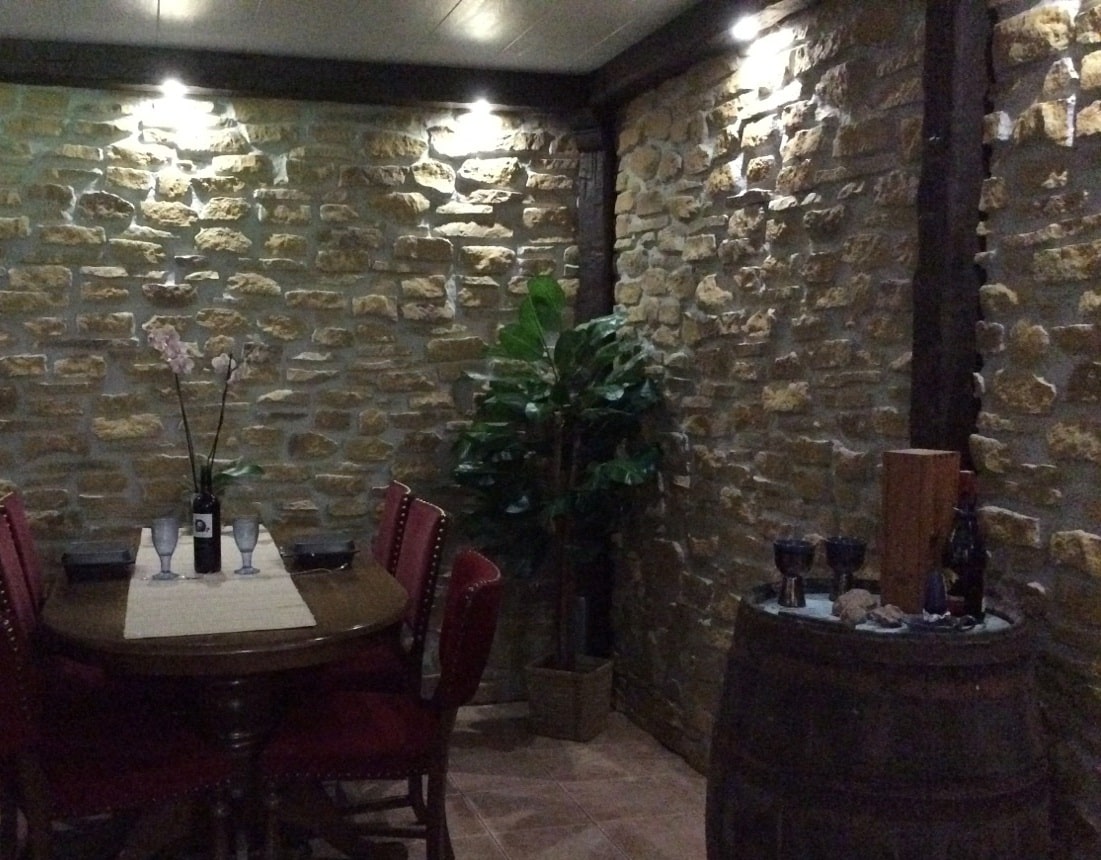 Un Asador Restaurante con Paneles de Piedra