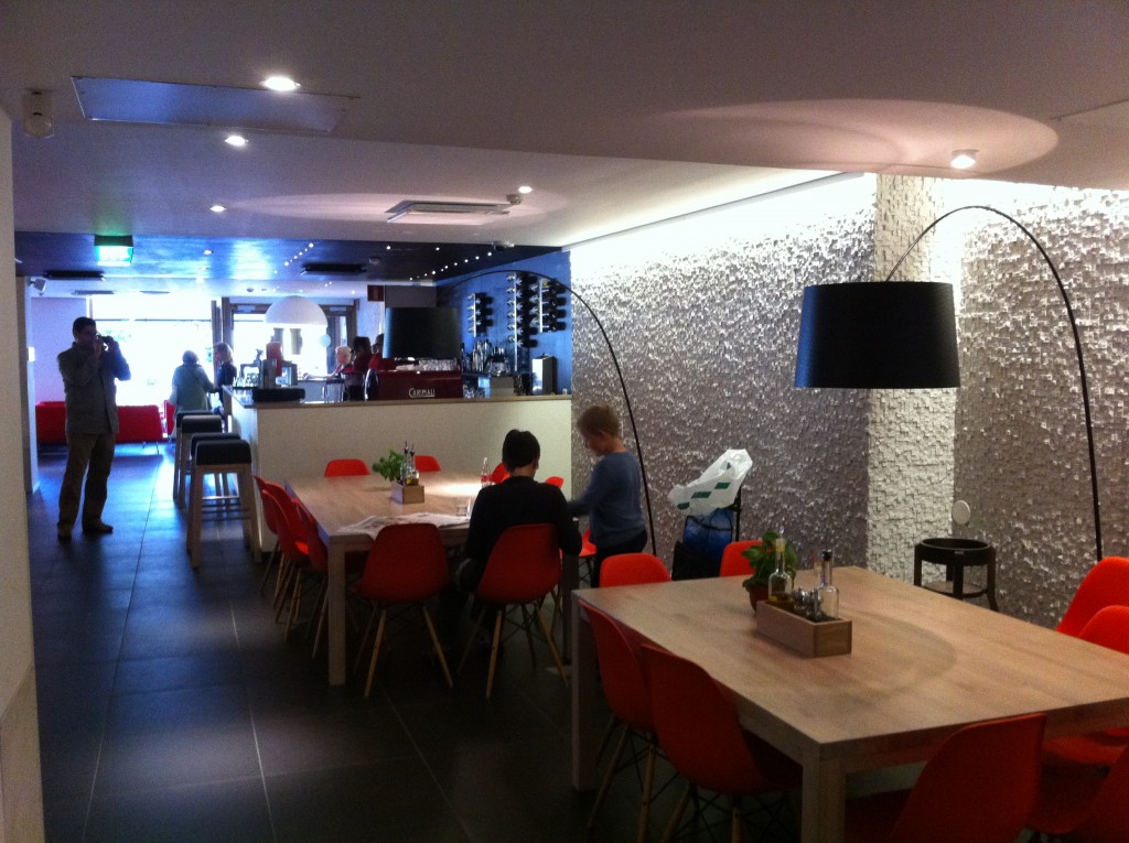 Una Cafetería con Paneles de Piedra — stone-effect panels by PanelPiedra®
