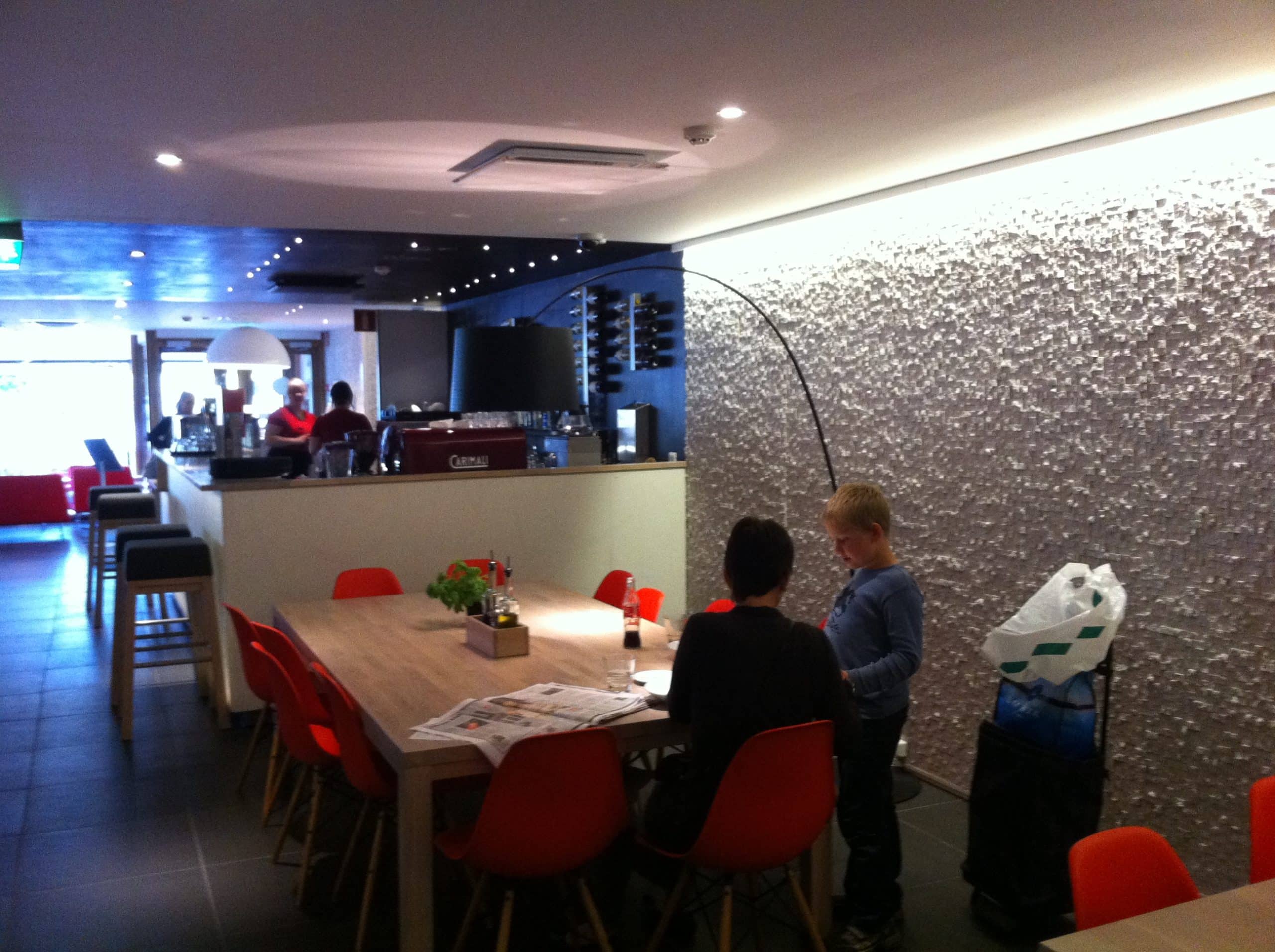 Una Cafetería con Paneles de Piedra