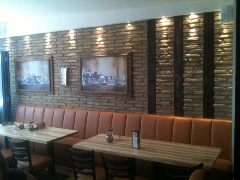 Cafetería decorada con Paredes imitación ladrillo — brick-effect panels by PanelPiedra®