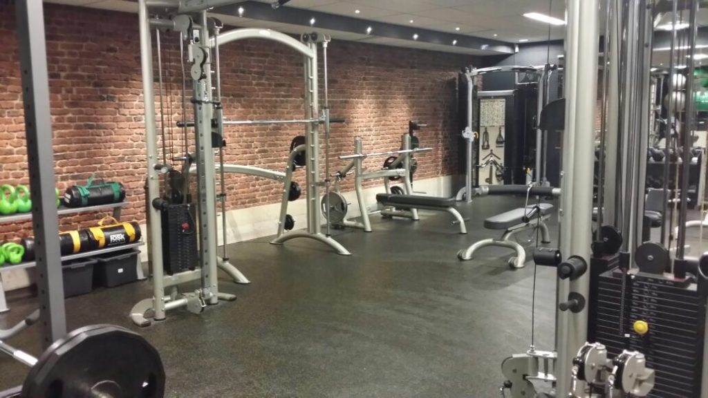 Sala de maquinas en un Gimnasio con Paneles de ladrillo rústico — brick-effect panels by PanelPiedra®