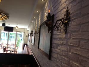 Restaurante Turco con Paneles de ladrillo rústico como decoración de paredes